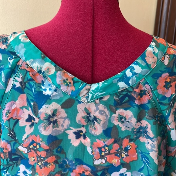 LC Lauren Conrad  Top  blouse, V-neck&back floral Light green peach blue Size XS - Picture 9 of 9